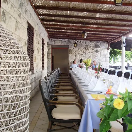 Guest house Guesthouse Pomena 4*